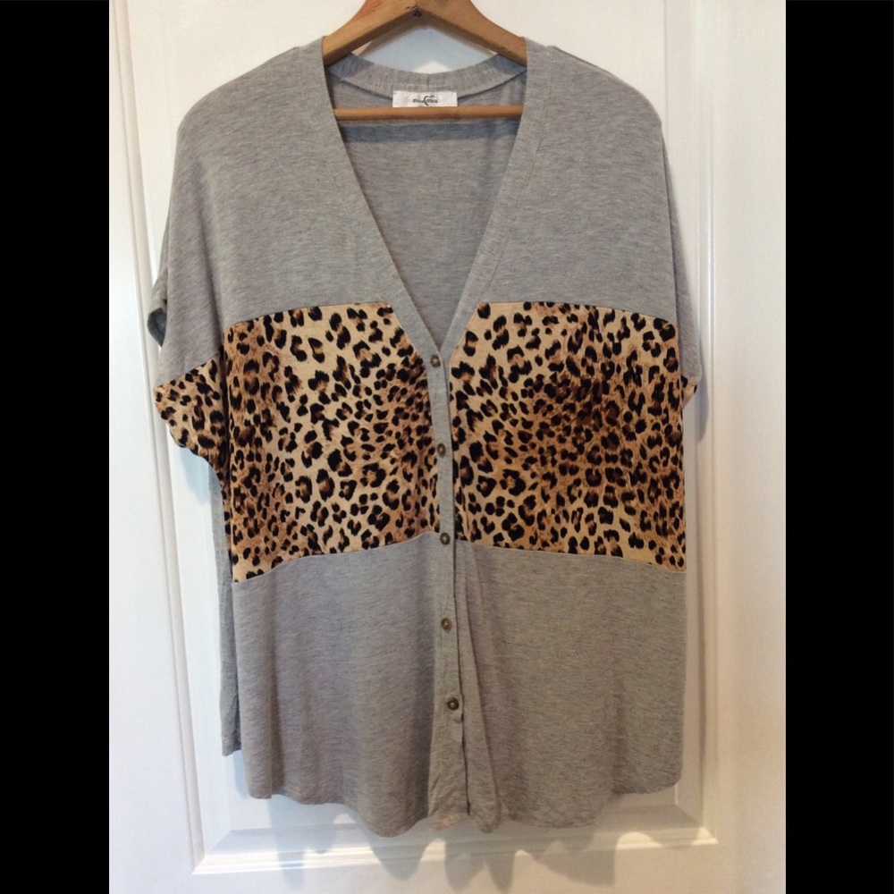 Moa moa Animal print and gray top